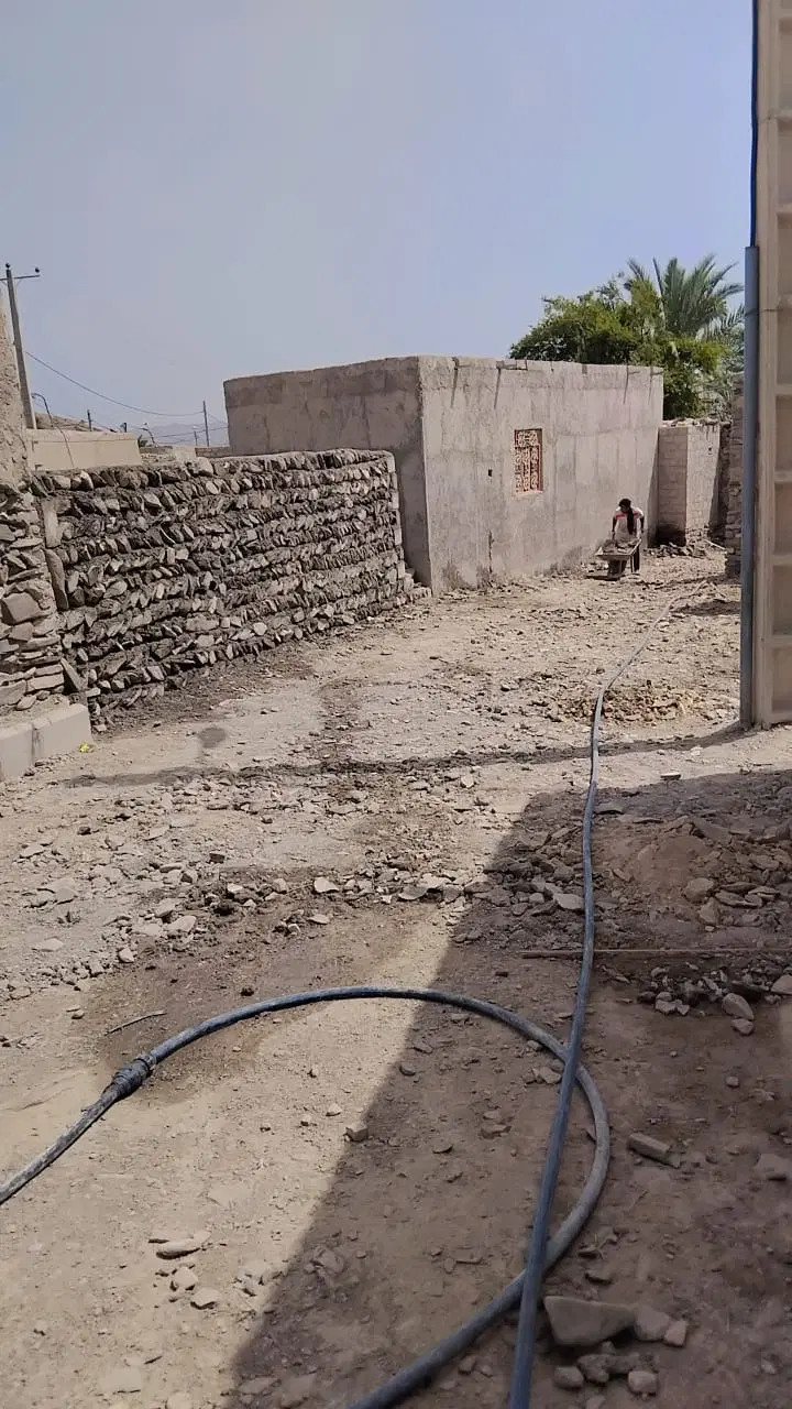 دو باب مغازه فروشی روبرو مطب دکتر حاجیوندی