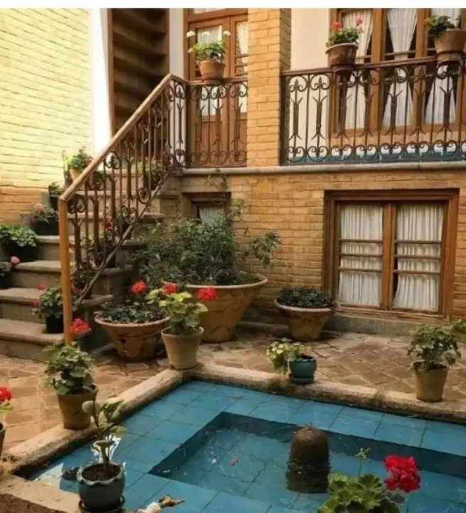 ویلایی  دو طبقه _ درب حیاط_ متراژ ۳۰۰ متر