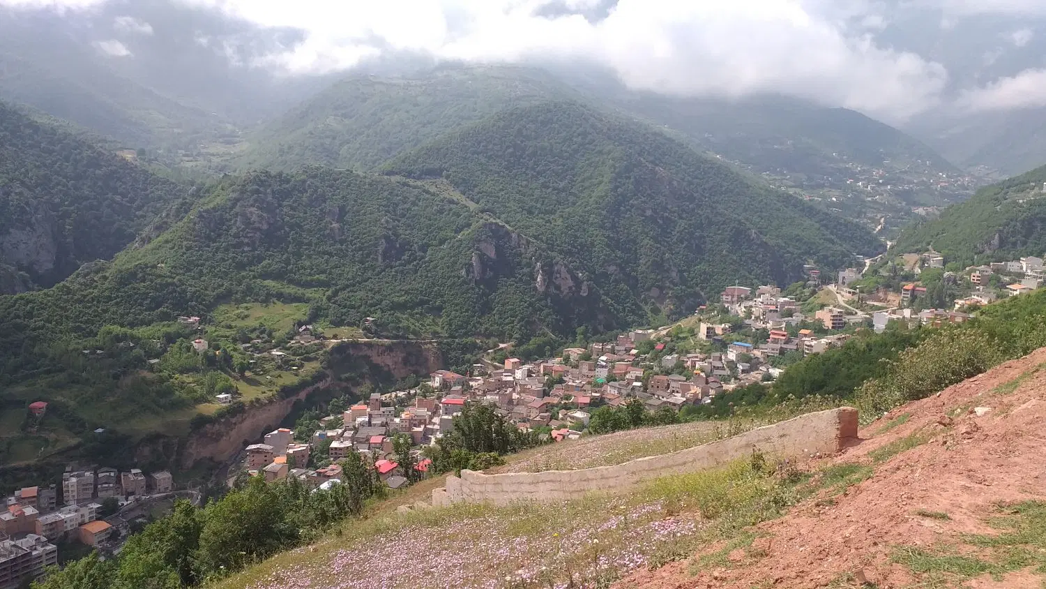 زمین بام زیارت کنار کلبه سویسی