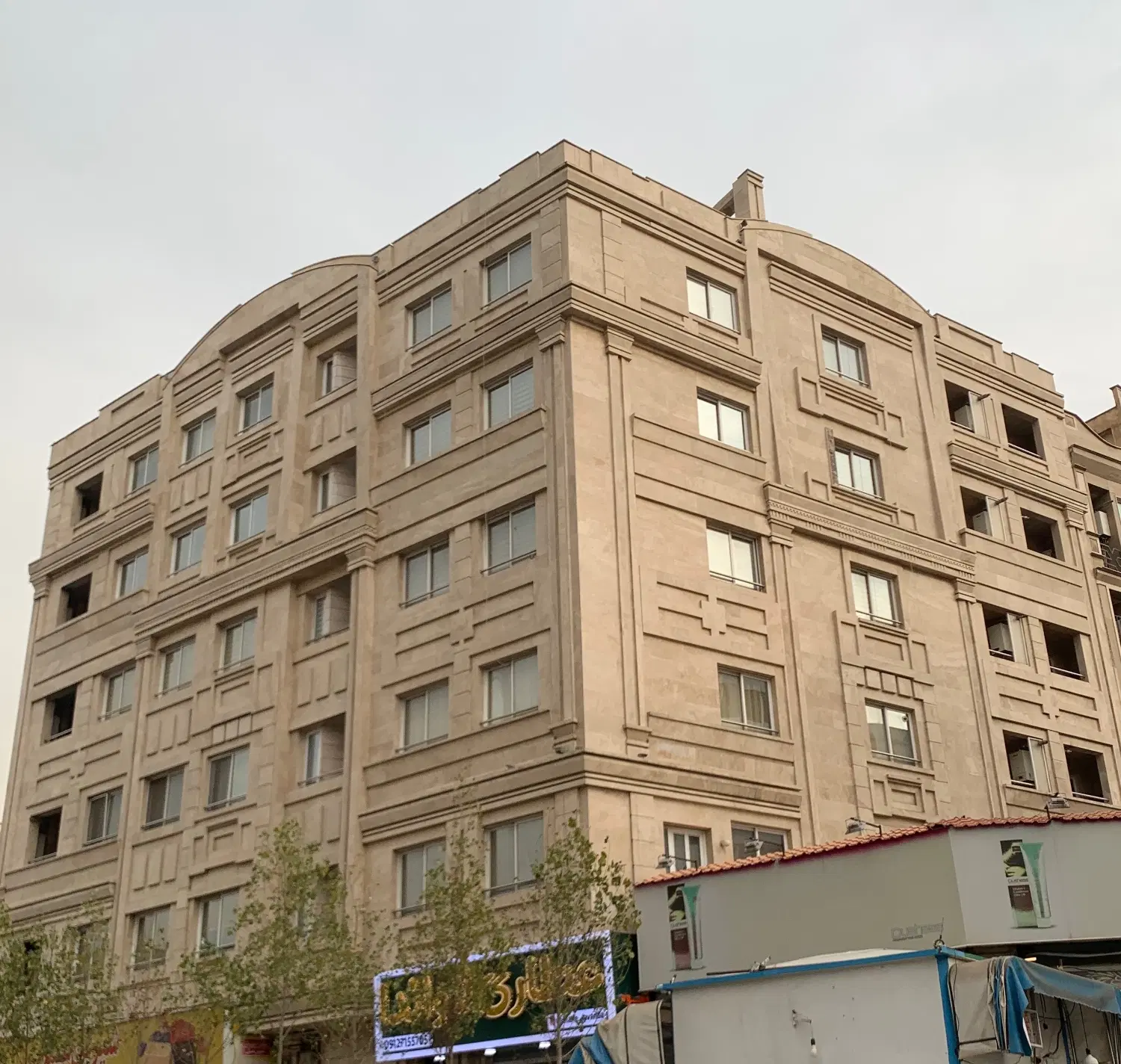 موقعیت اداری جنب مترو صادقیه