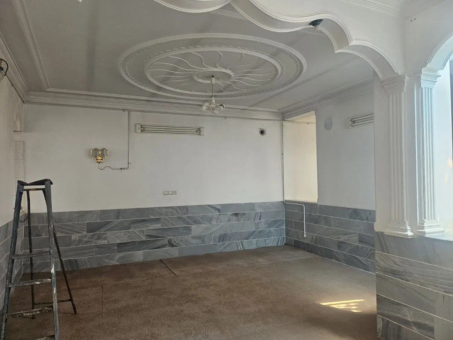 مسکونی طبقه اول ۱۴۰ متر آزادگان رهن کامل