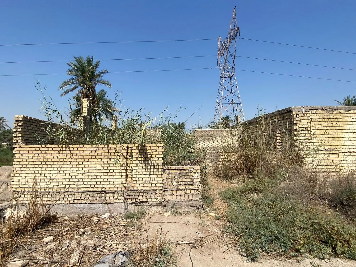 خانه نیم کاره رسیده ب تیرچه