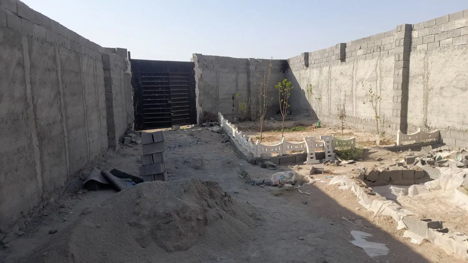 باغچه انجم اباد۲۱۵متری نیمه کاره