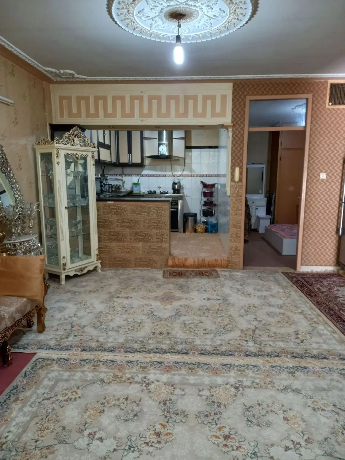 خانه آپارتمانی دوطبقه دارای حیات ماشین رو