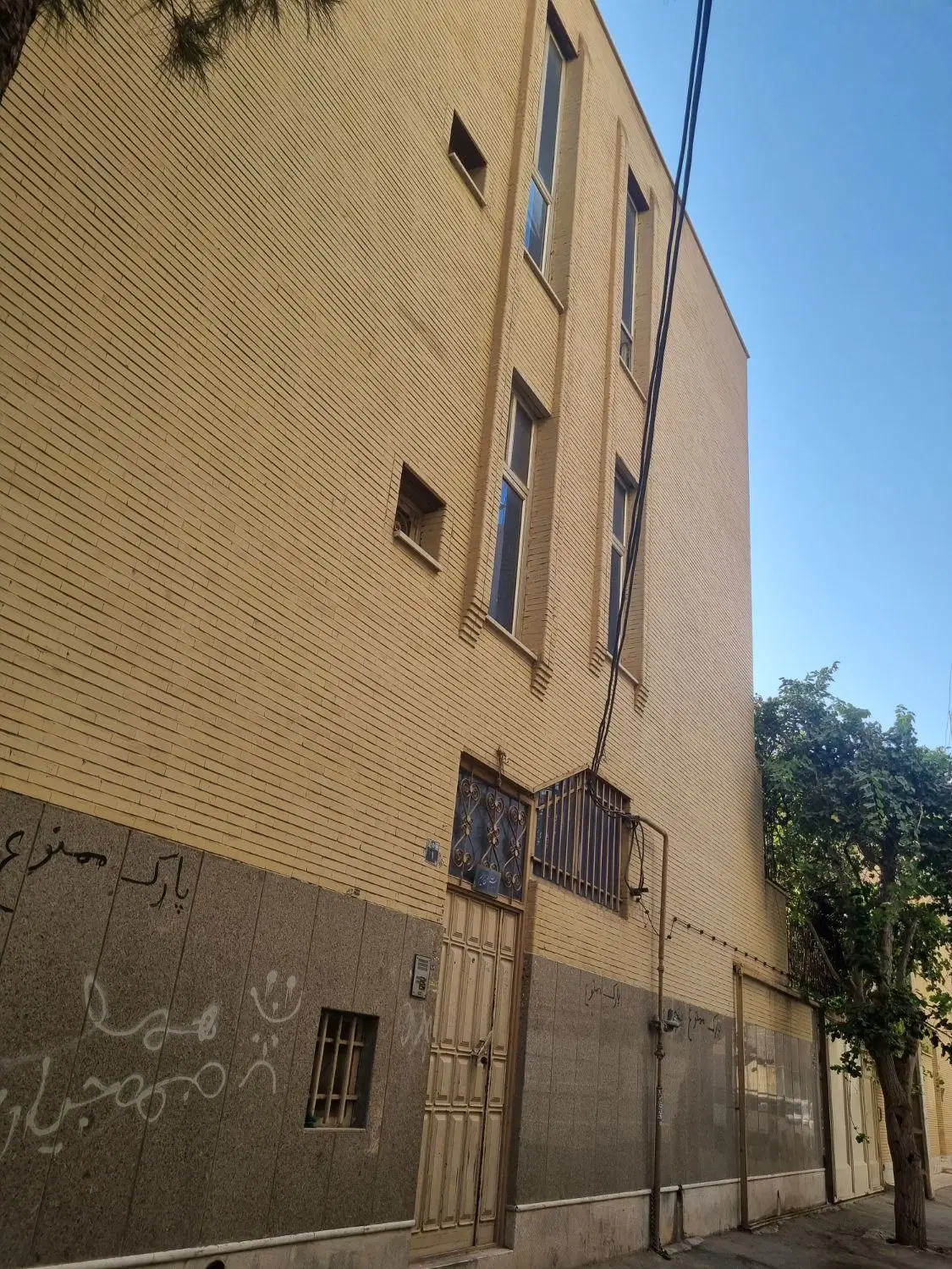 منزل مسکونی سه طبقه خ مولوی