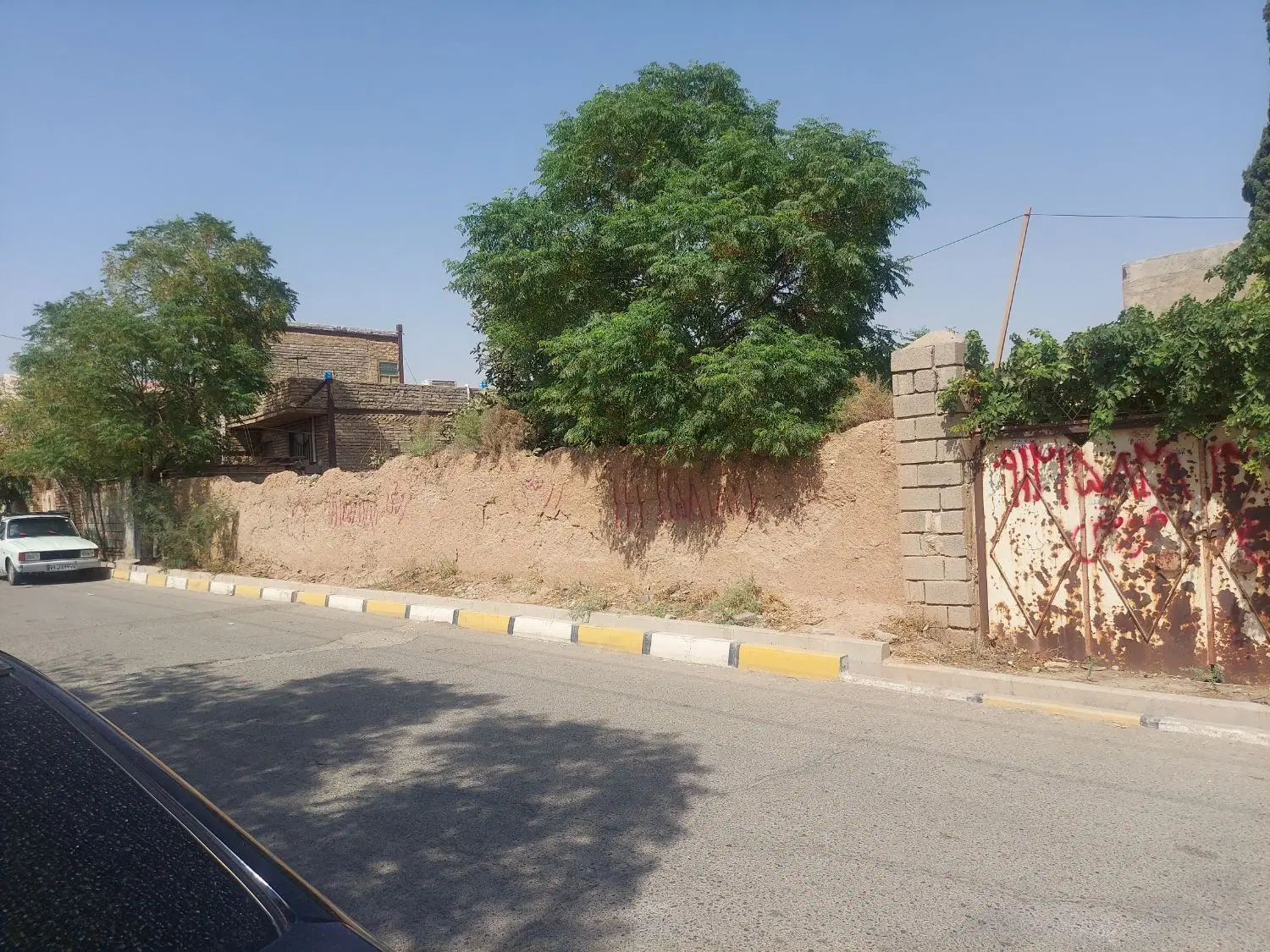 ۷۰۰متر مسکونی باغ با شصت متر بنا شریف اباد ورامین