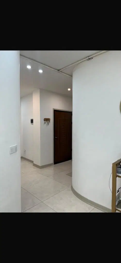 تک واحد انقلاب نزدیک چهاراه انقلاب