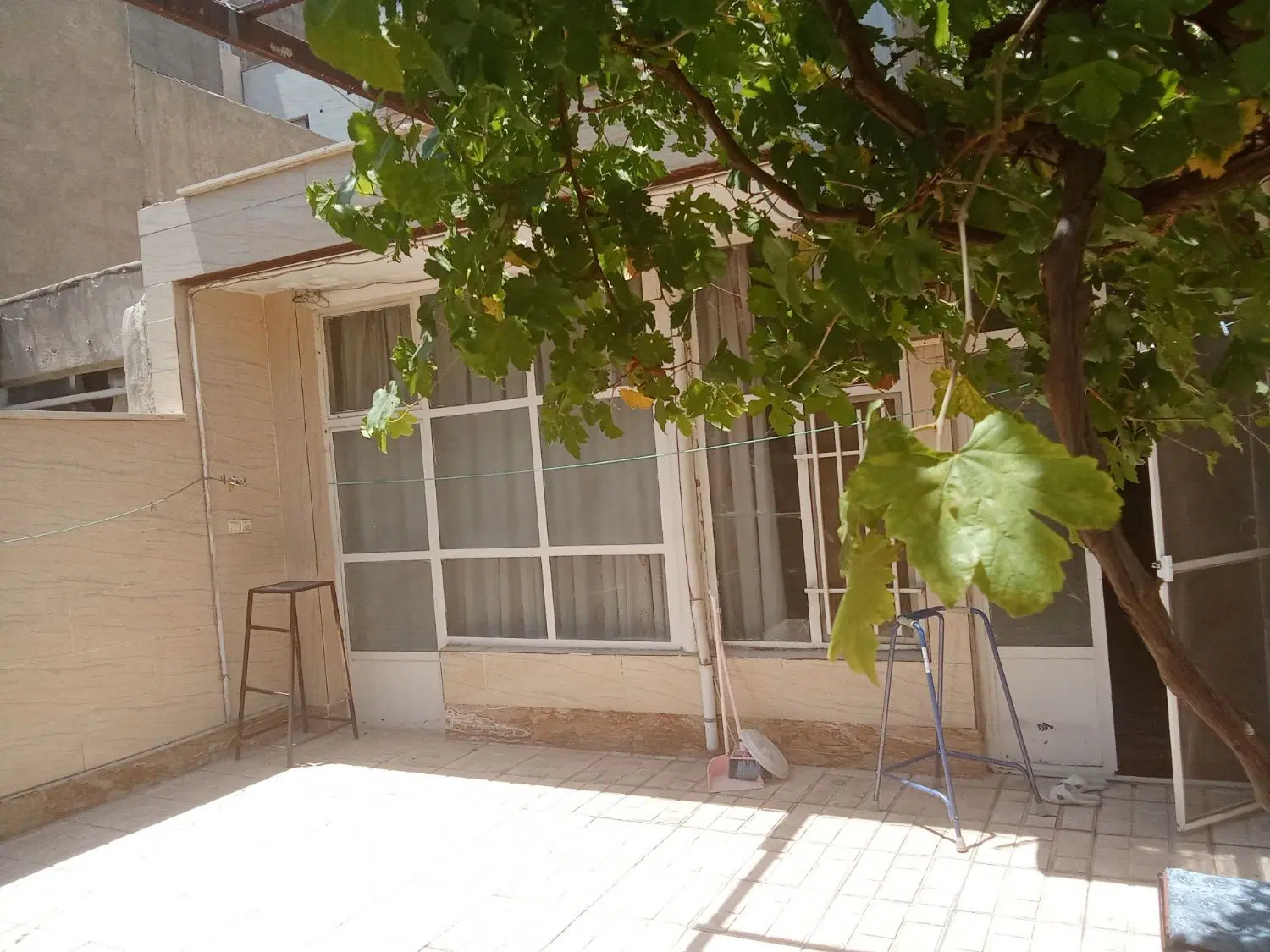 خانه ویلایی 120 متری،دارای مغازه 14متری(سند تجاری)