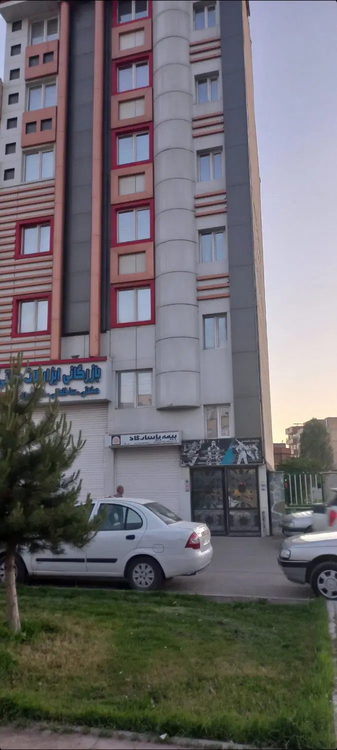اجاره واحد ۱۳۰متری طبقه اول (بالای تجاری)