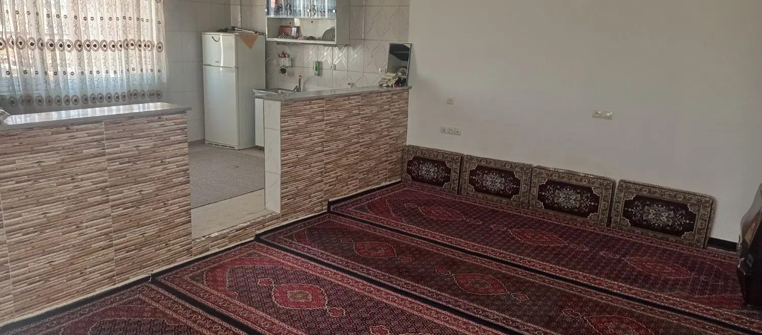 سویت نزدیک دریاچه زریبار و بازار