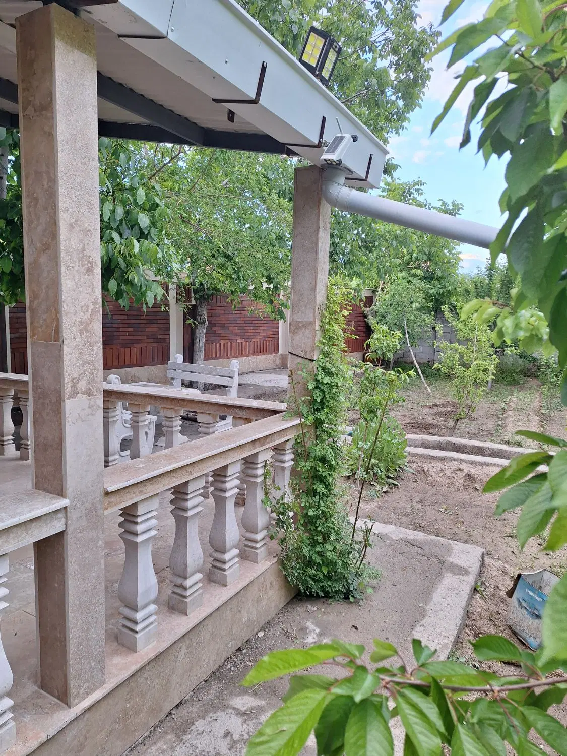 باغ بسیار سرسبز دنج نقلی