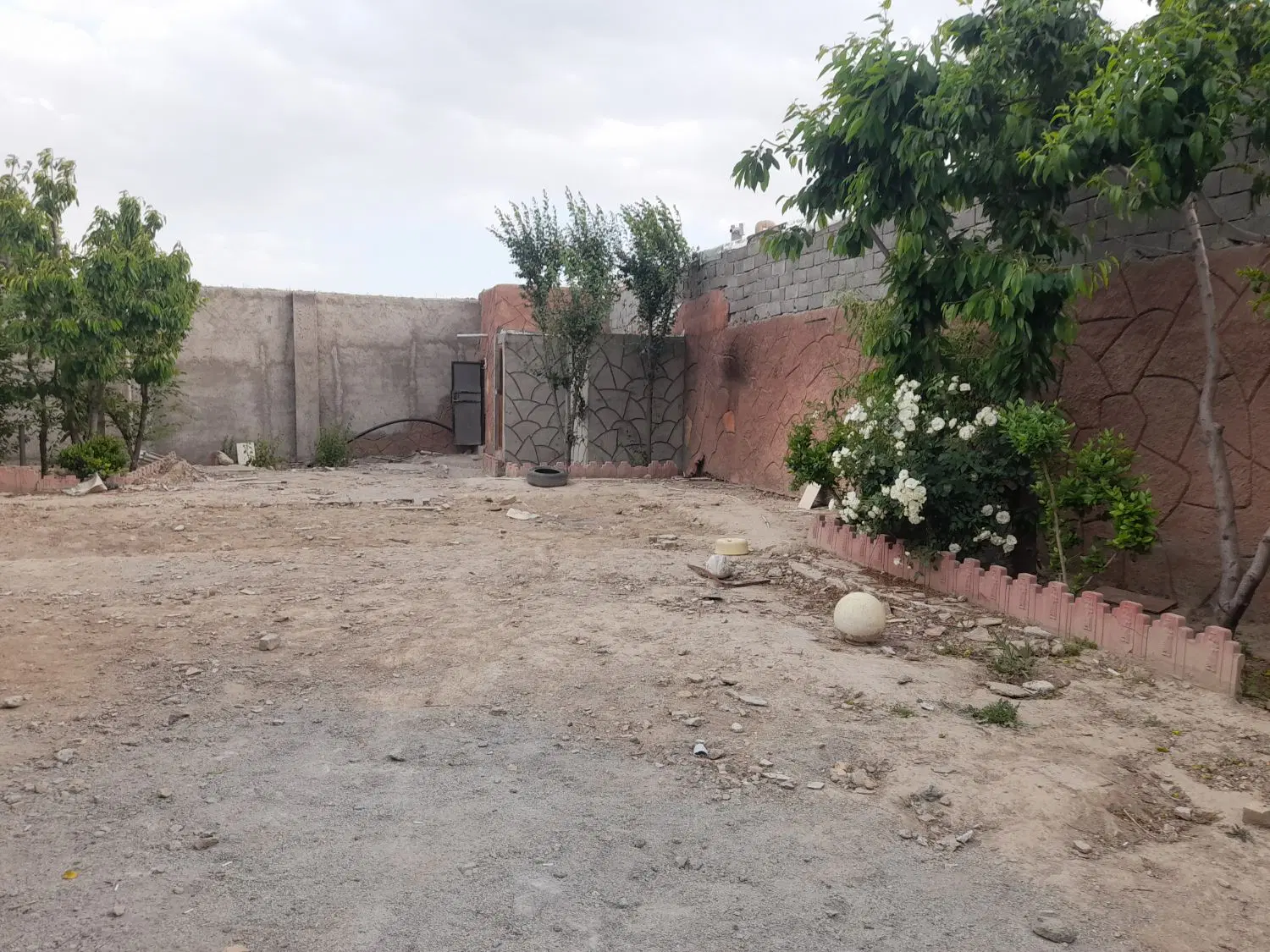 باغچه ۵۰۰ متری چهار دیواری درختهای مثمر ۱۰ ساله