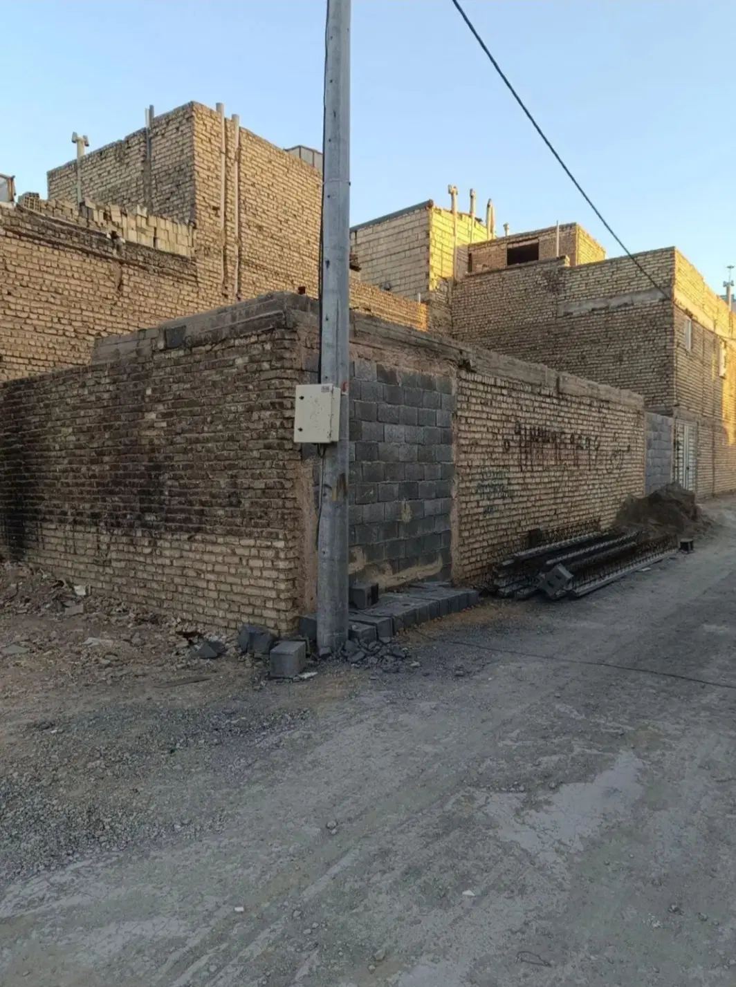 زمین نیمه کاره ۱۰۲متری