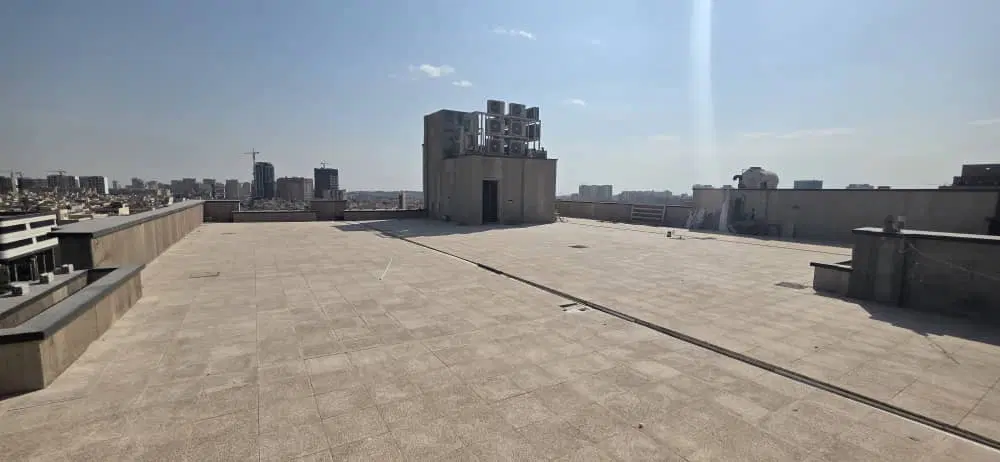 مغازه ۲۲۰ متر بر اصلی _ دو دهنه تمام‌شیشه