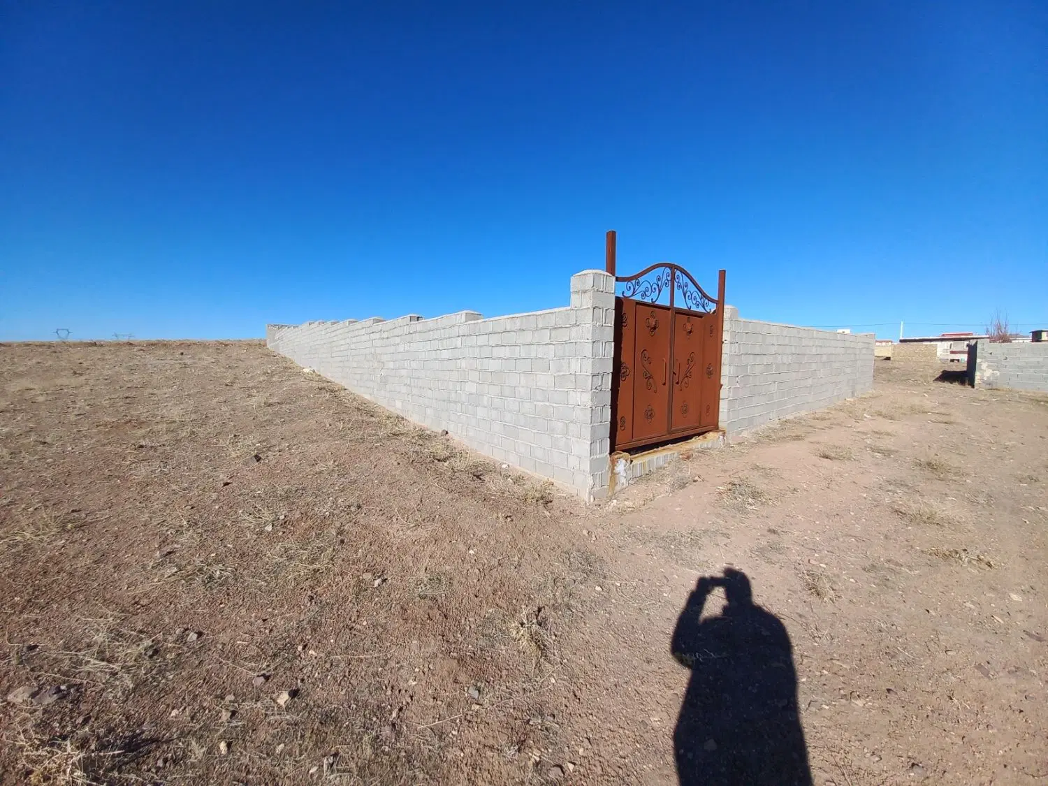 ۹۰۰ متر زمین دیوارکشی داخل بافت روستای علمخانی