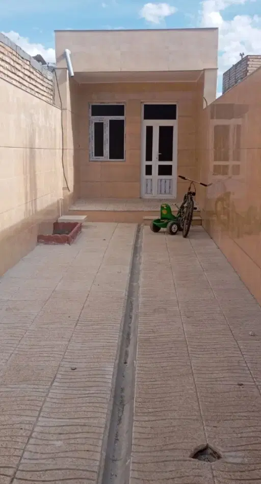 یکبار حیاط ۱۰۹ متری نوساز ، دو خوابه