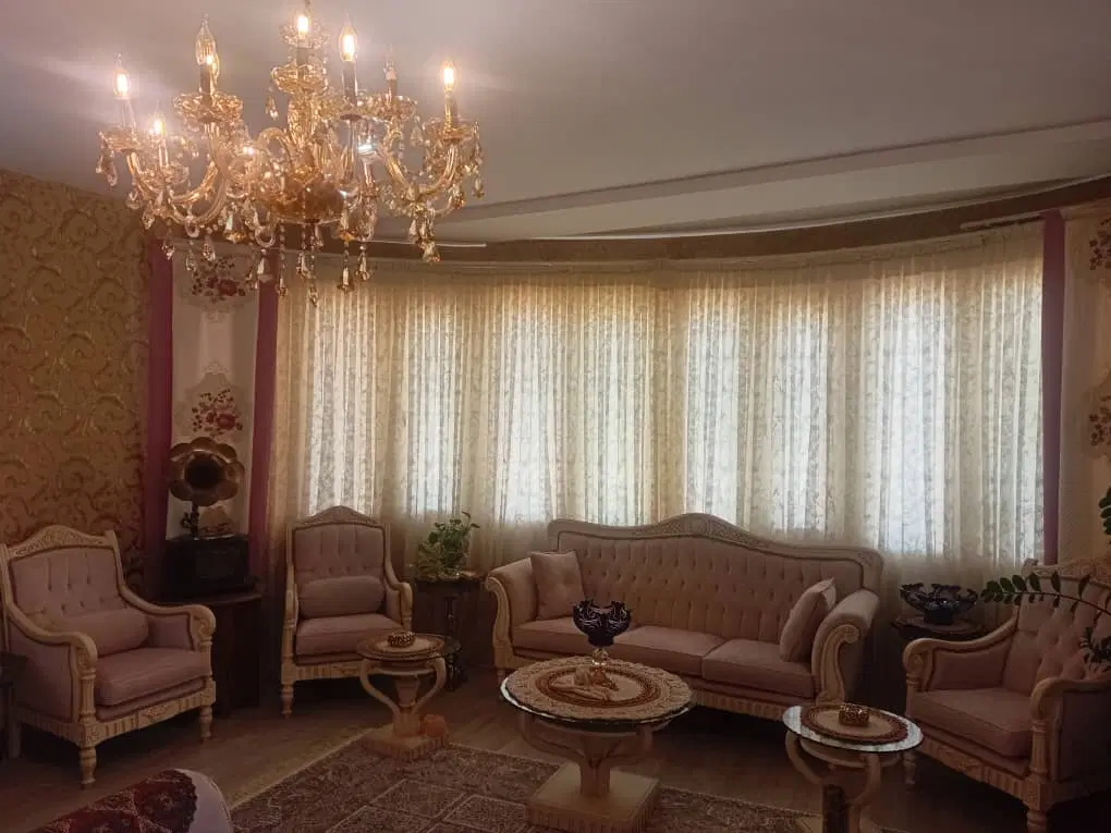 آپارتمان بر میدان سرباز ساماندهی غرق نور