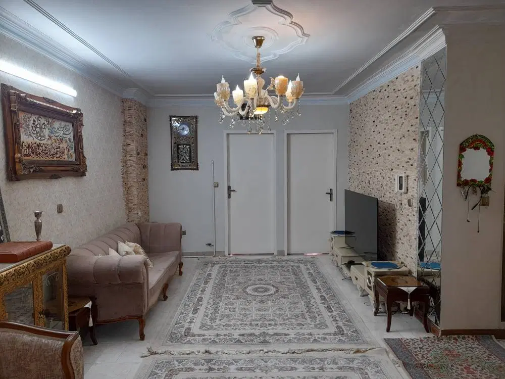 با مدیریت خانم معین. فروشنده ۱۰۰