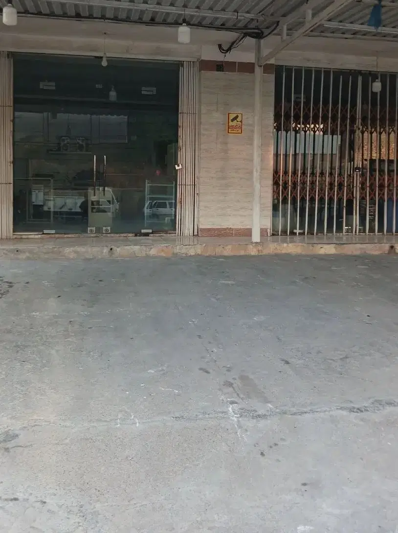 یک باب مغازه سر جاده اصلی