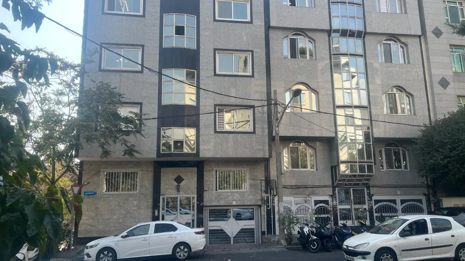 دو دستگاه ساختمان اداری کنار هم