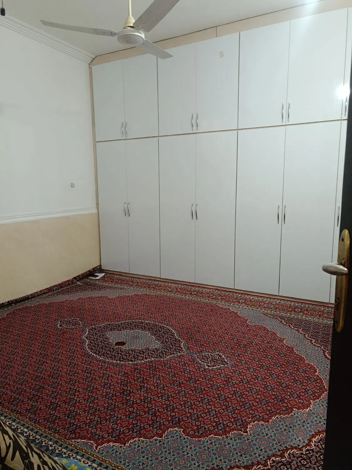 منزل ویلایی گلستان ۳ نبش خیابان