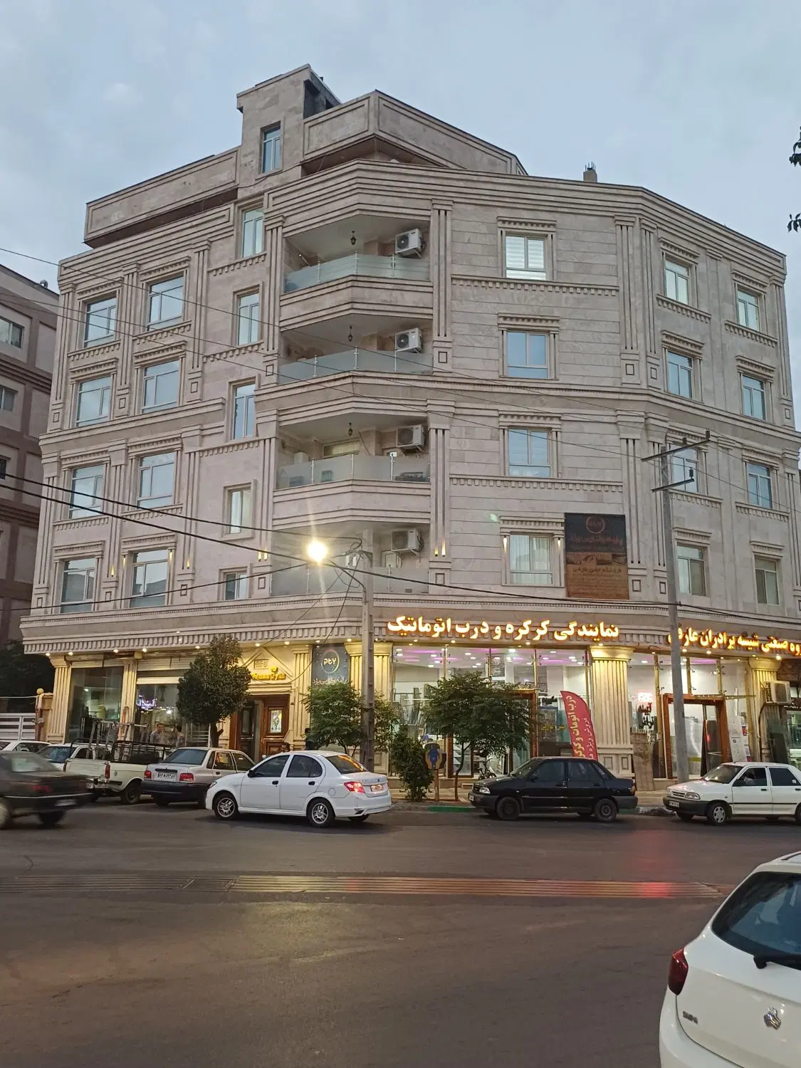 آپارتمان ۱۵۶مترمطهری فرد خیلی شیک وتمیز