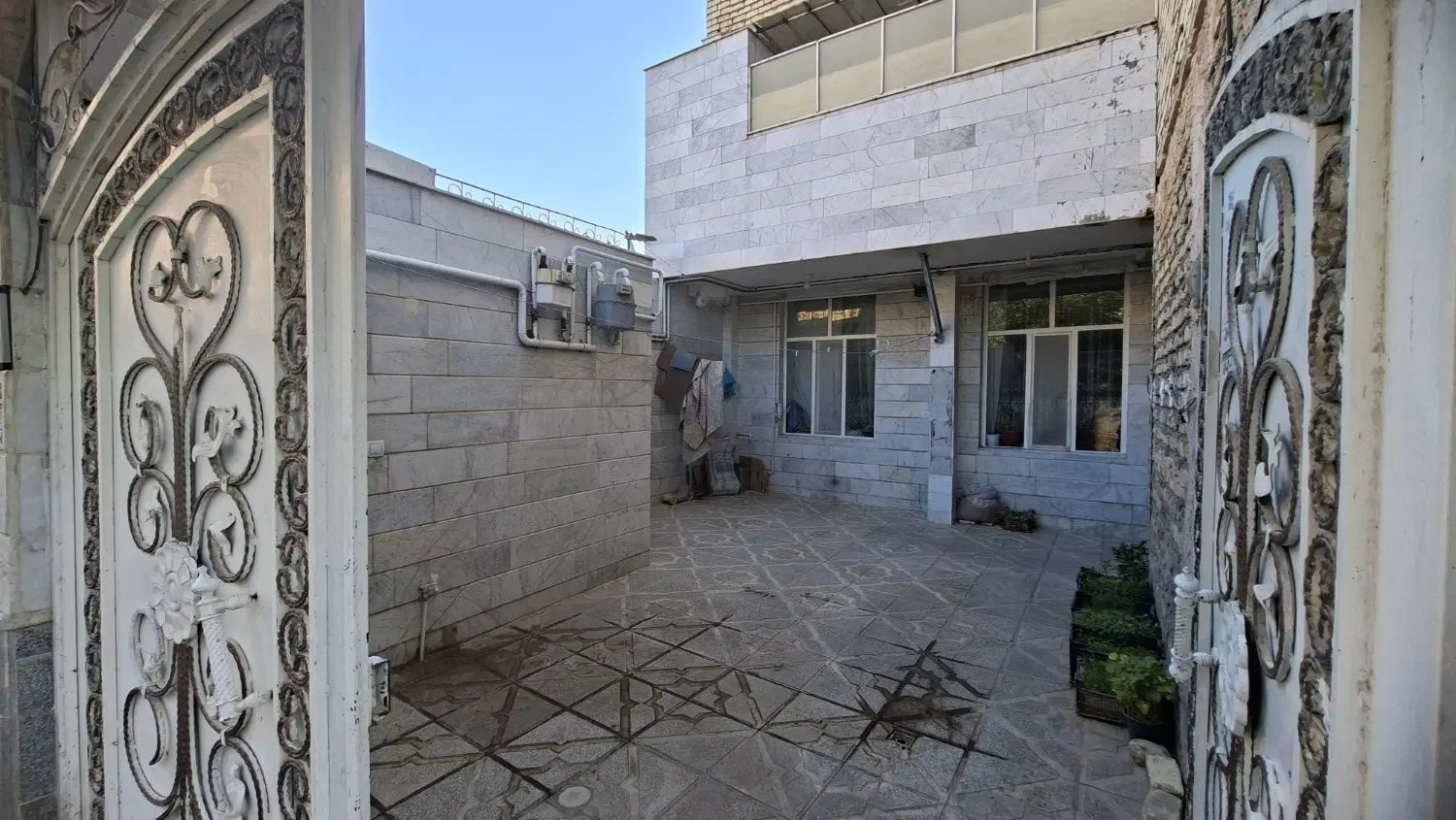 ۱۵۰ متر حیاط دار ماشین رو