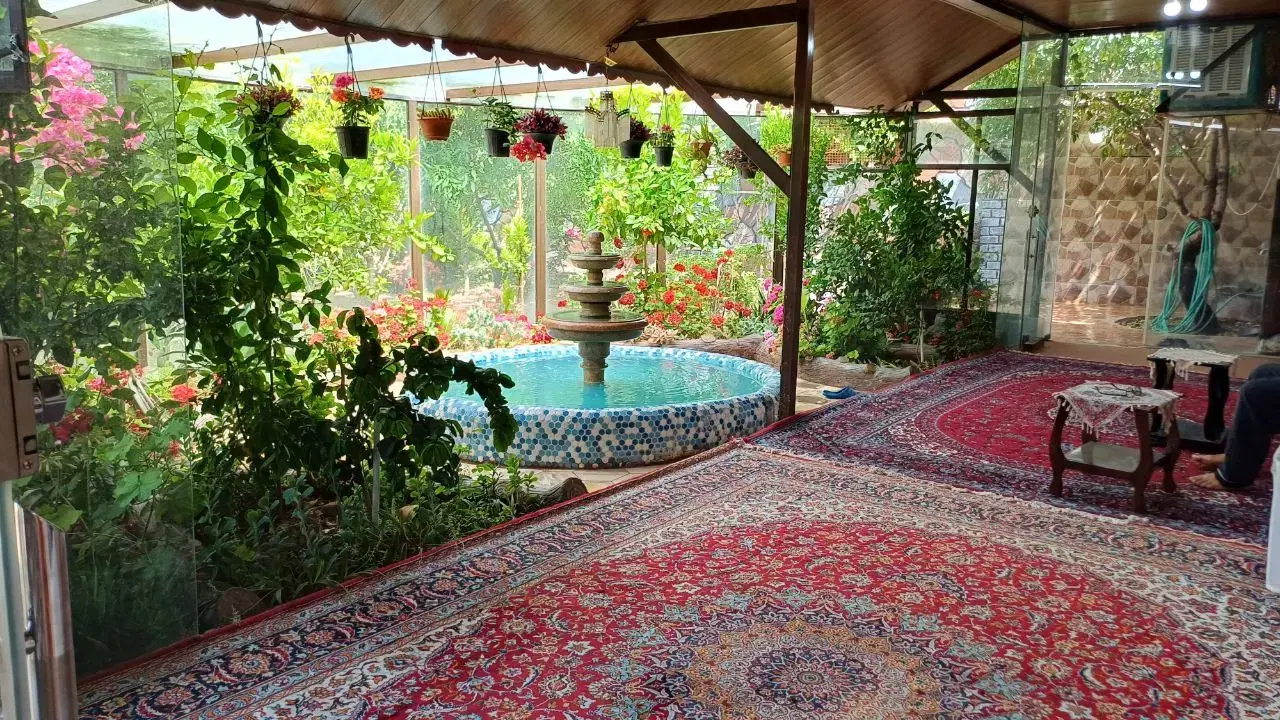 خونه باغ قابل سکونت ونزدیک به شهرباآب و برق شخصی.