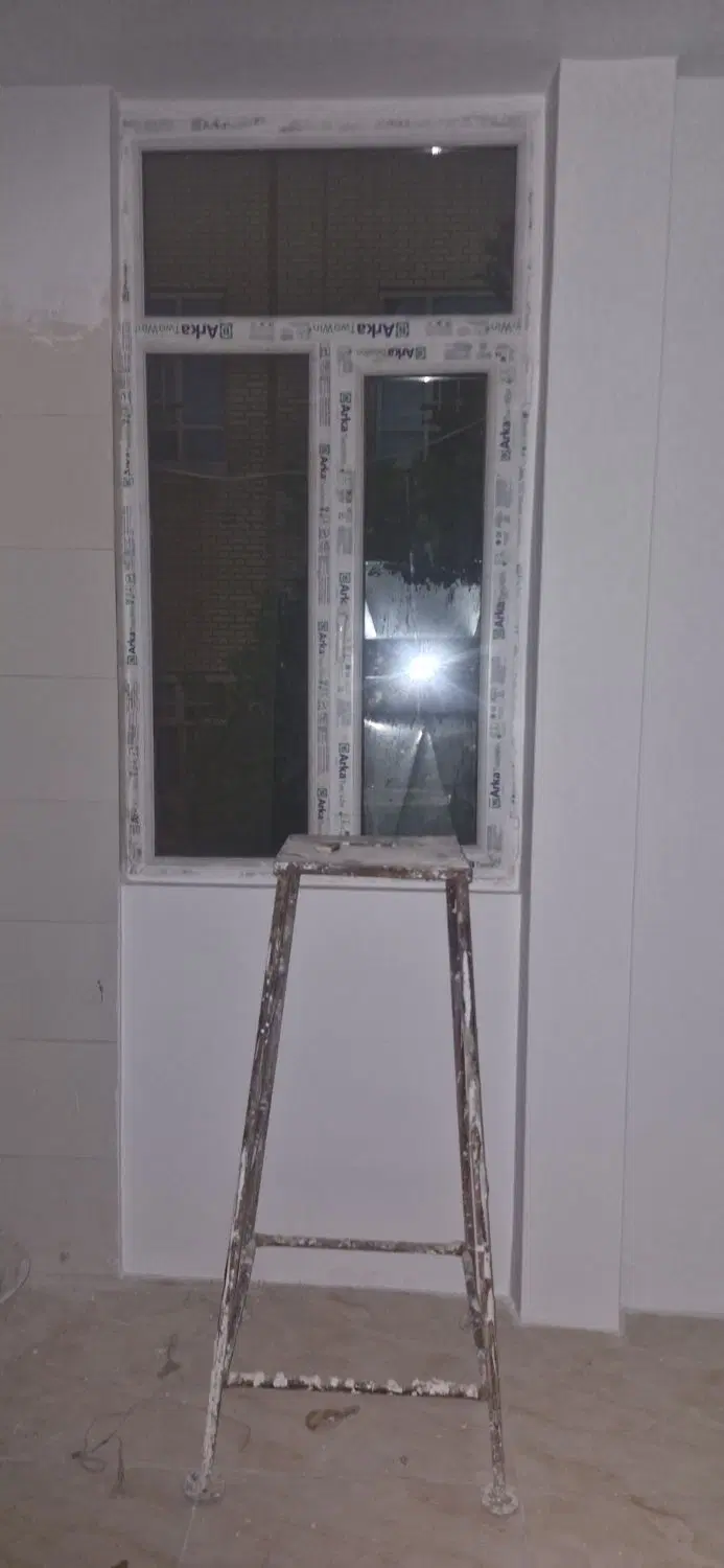 یک خانه سه طبقه هر طبقه کامل سرویس جداگانه