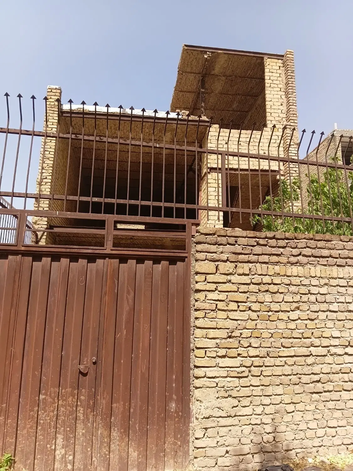 خانه ویلایی نیمه کاره ازناو کوچه مدرسه
