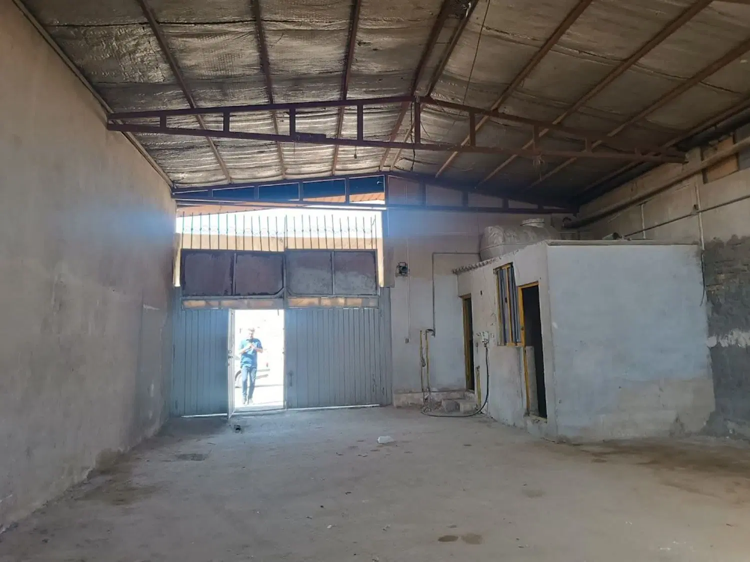 اجاره سالن ۱۱۲متری با برق ۳فاز