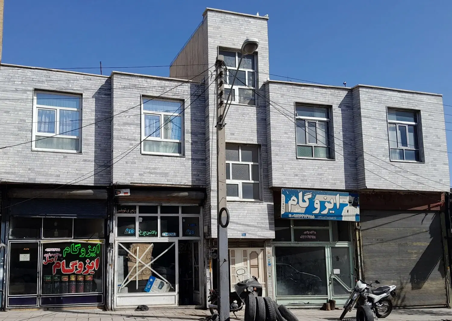 ساختمان سه واحد تجاری ادرای و مسکونی ،۴ واحد مغازه