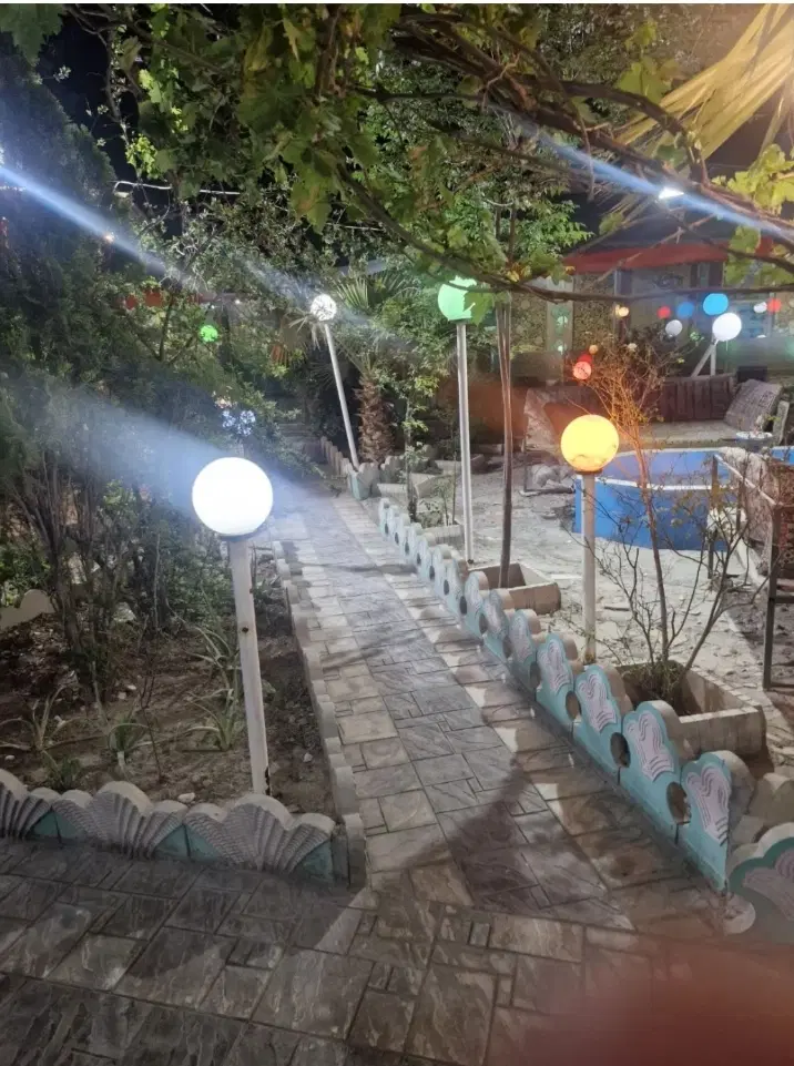 باغچه رستوران بهر خیابان اصلی