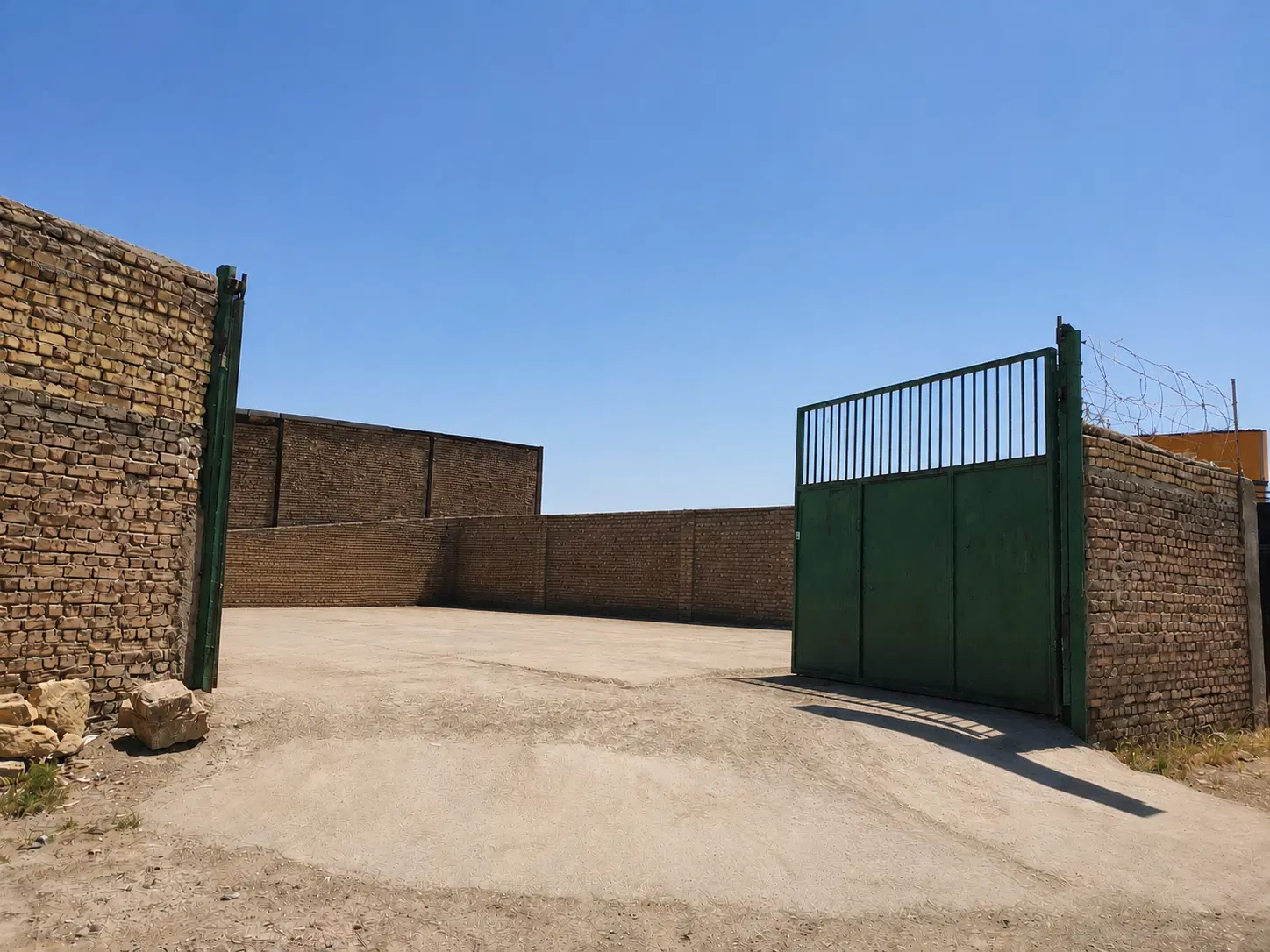 انبار در جاده انصارالامام (ینگیجه)