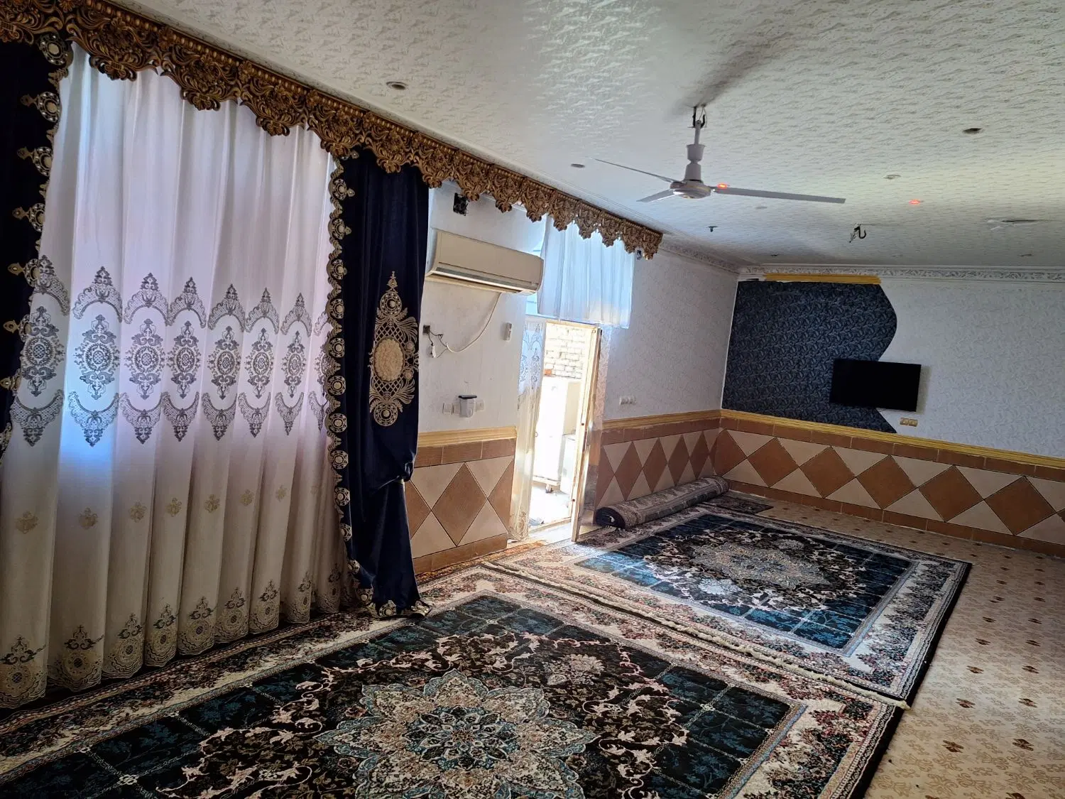 فروش خانه ویلایی درکوی سیاحی خ منور۳۰۰ متر