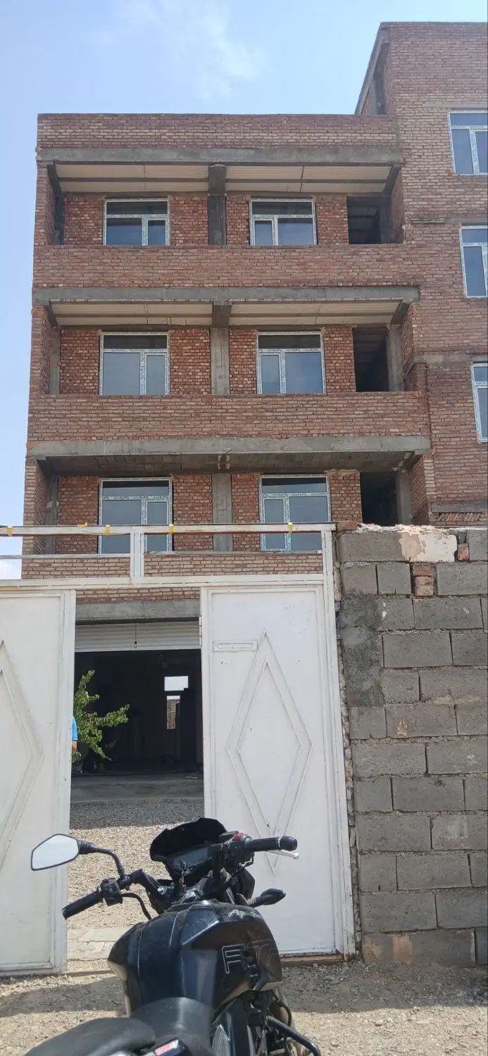 یک واحد ساختمان نیمه کاره در قرورن
