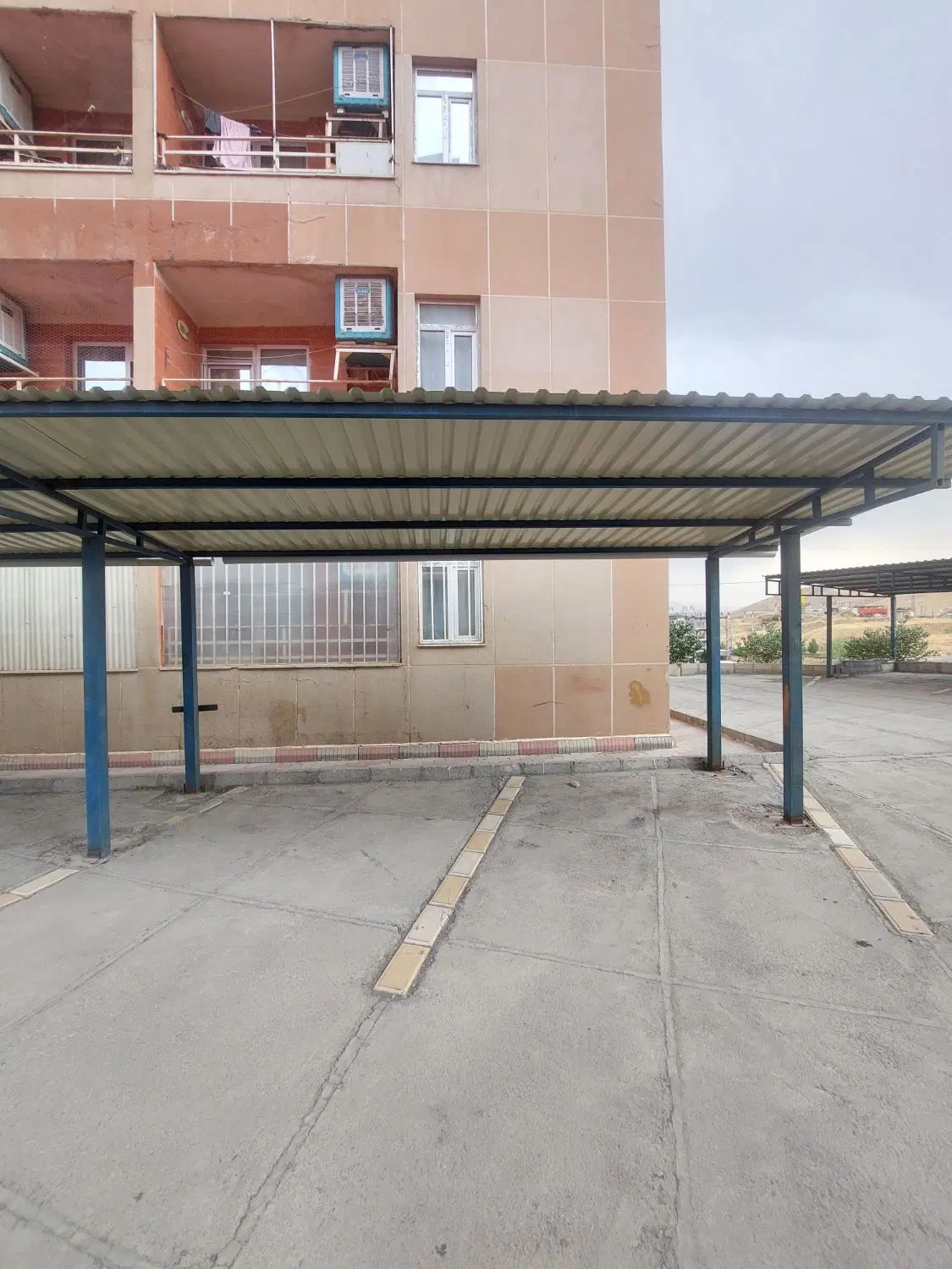 شهرک بهاران _خیابان اصلی_سه نبش
