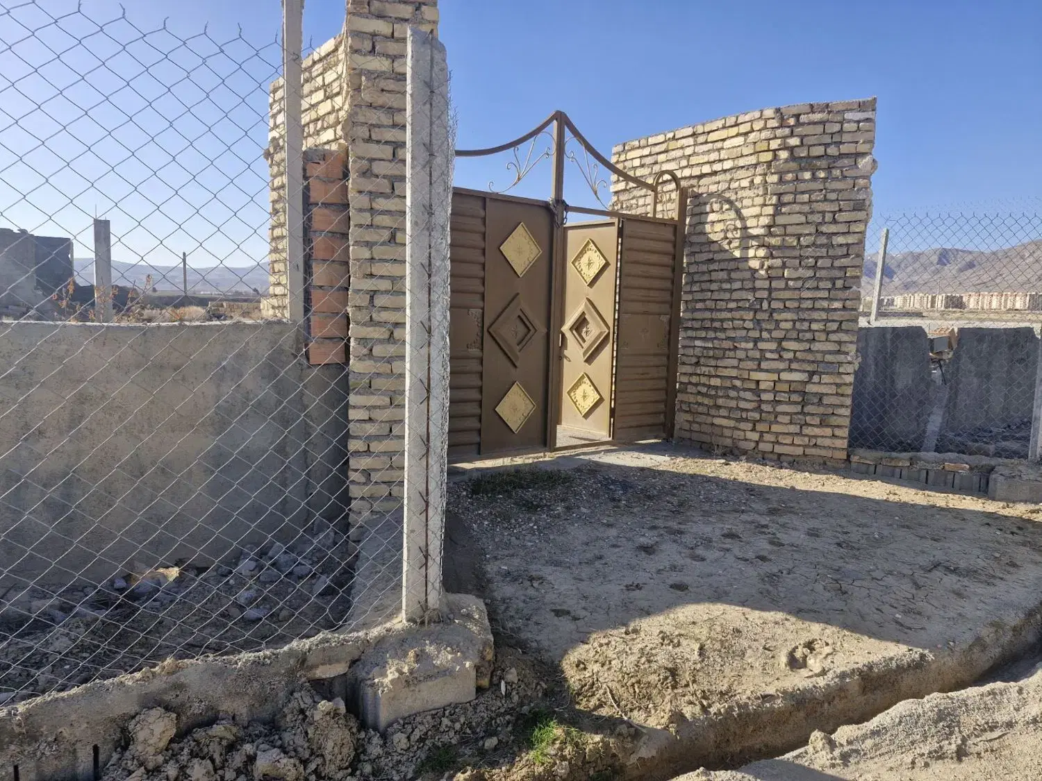۶۰۰ متر زمین با سند تک برگ شش دانگ