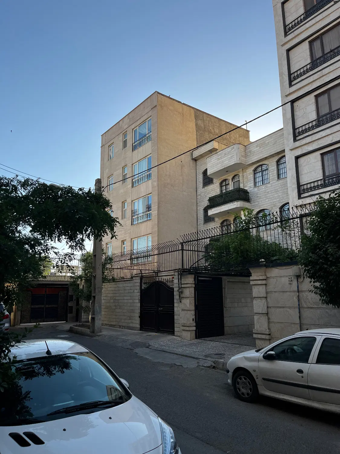 ۳۰۵ متر بنا با ۱۷۵ متر زمین کمیل