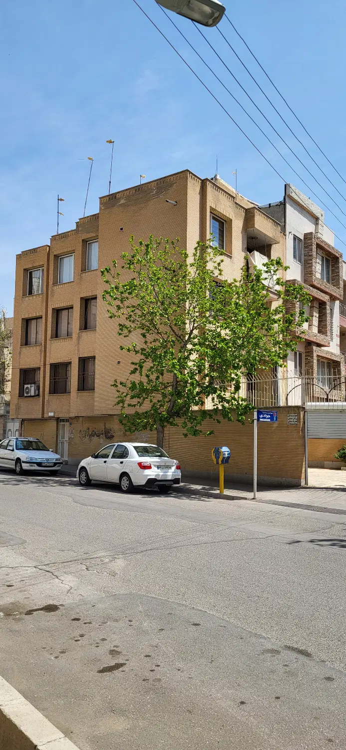 فروش آپارتمان طبقه 2 خیابان عارف122متر  بر 23 متر