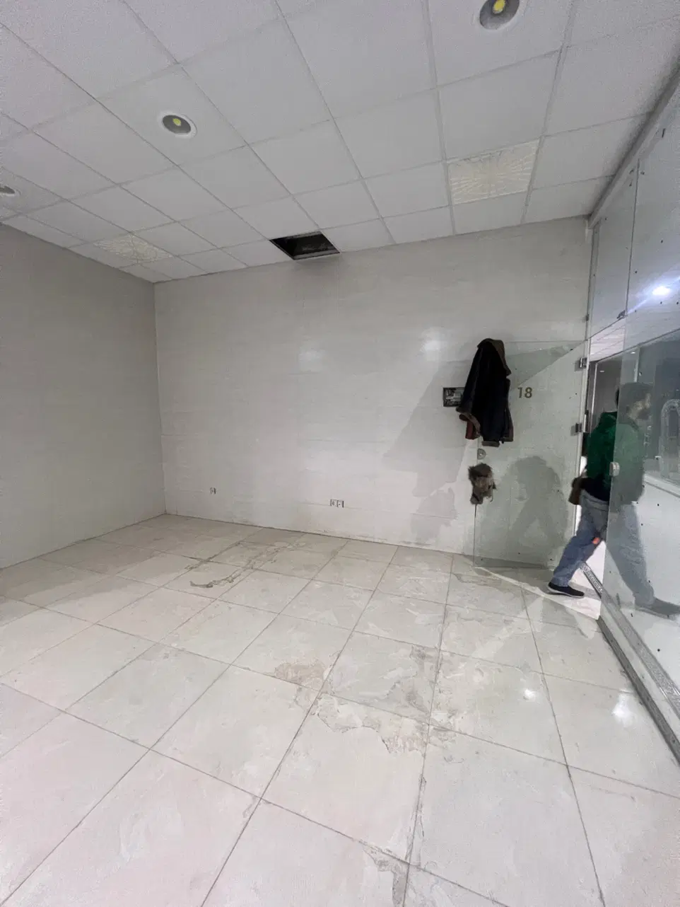 یک باب مغازه ۳۶ م داخل پاساژ طبقه اول با آسانسور