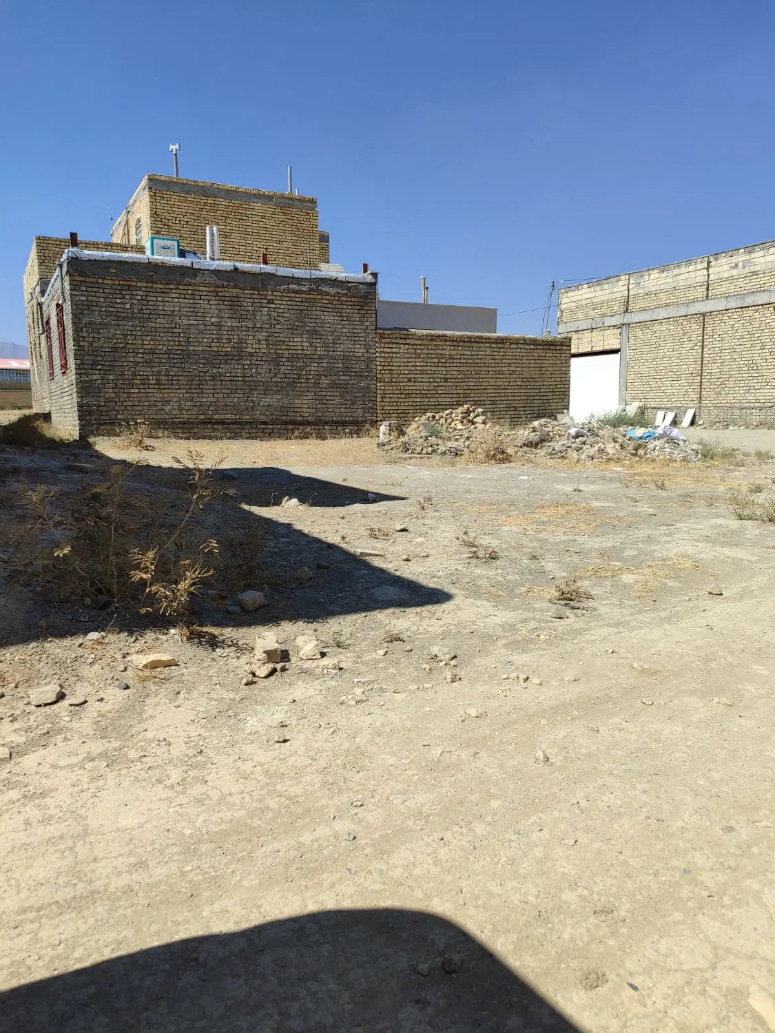 زمین مسکونی ۳بر و تنگ افتاده