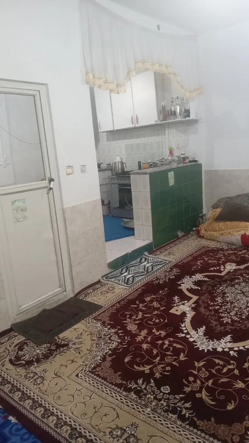 واحدهم کف راه جدا حیاط دار و دارای زیرزمین