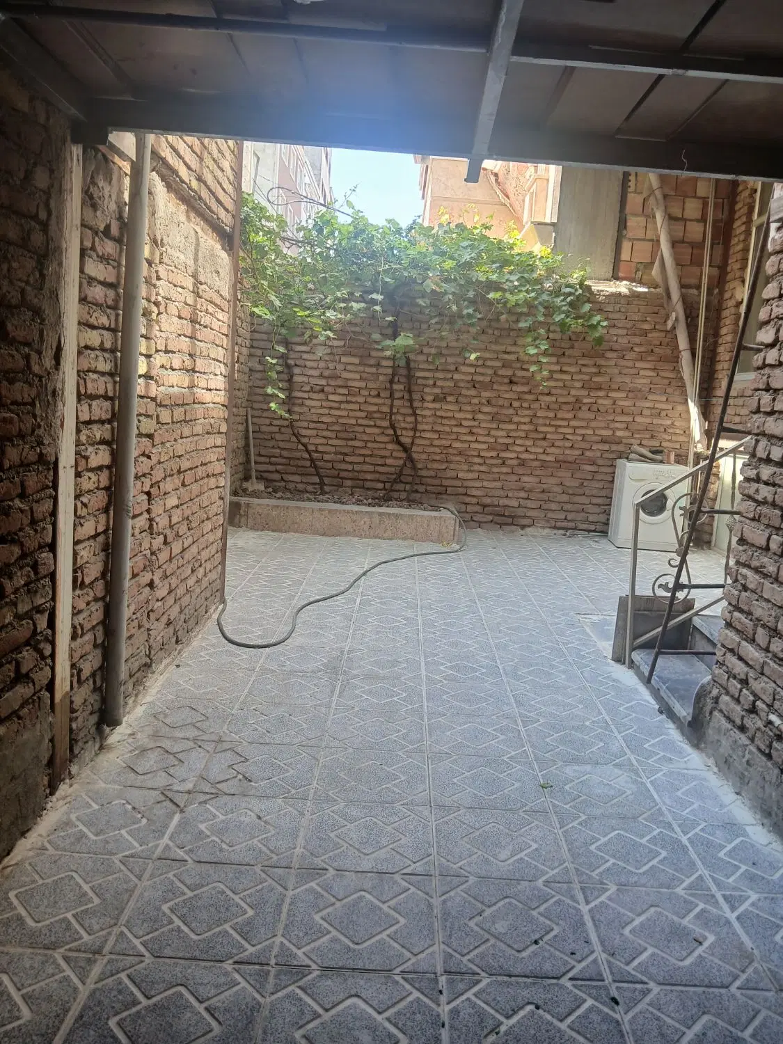 منزل مسکونی دارای حیاط