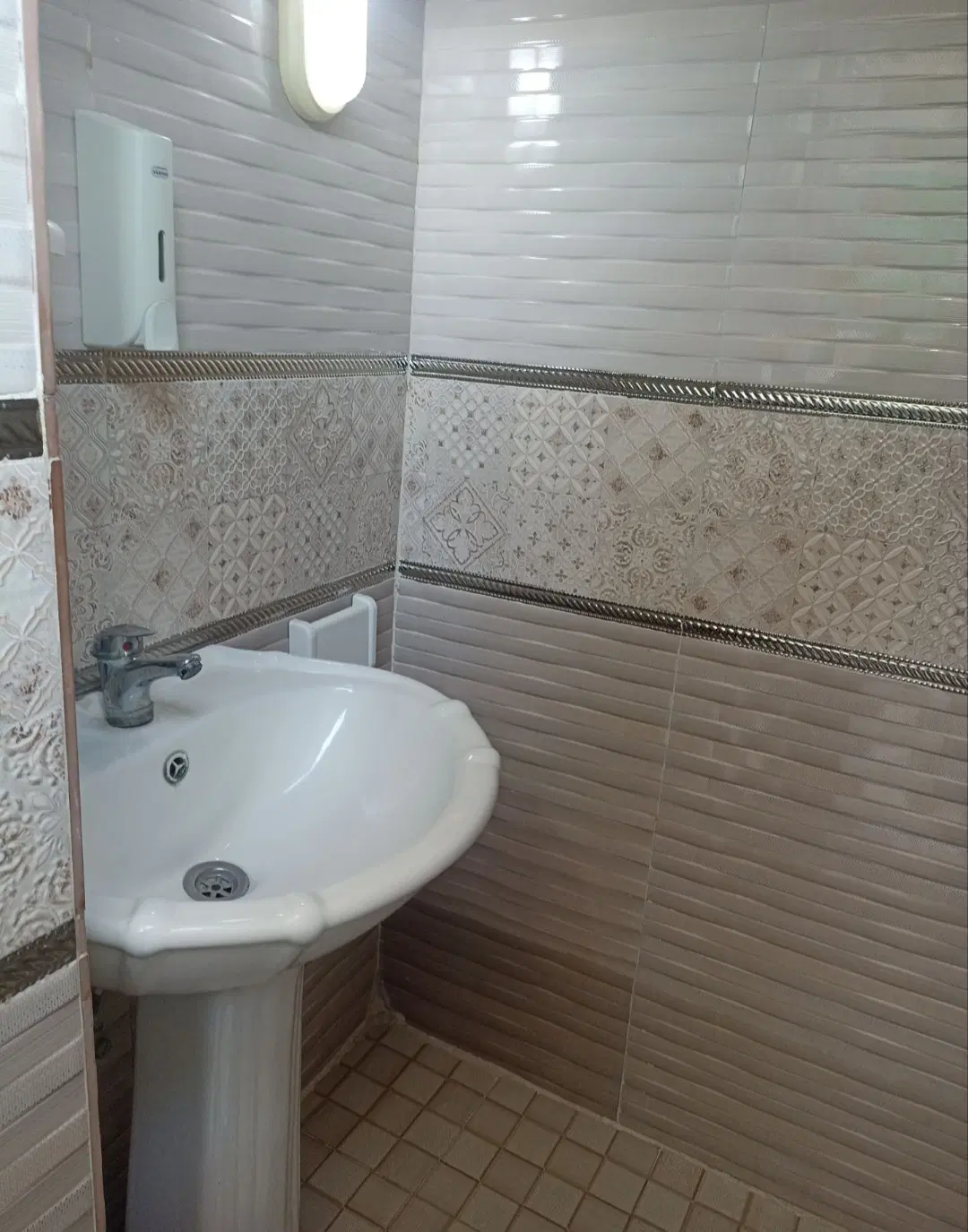 خانه اجاره ای طبقه بالااسدآبادی تمیزوشیک