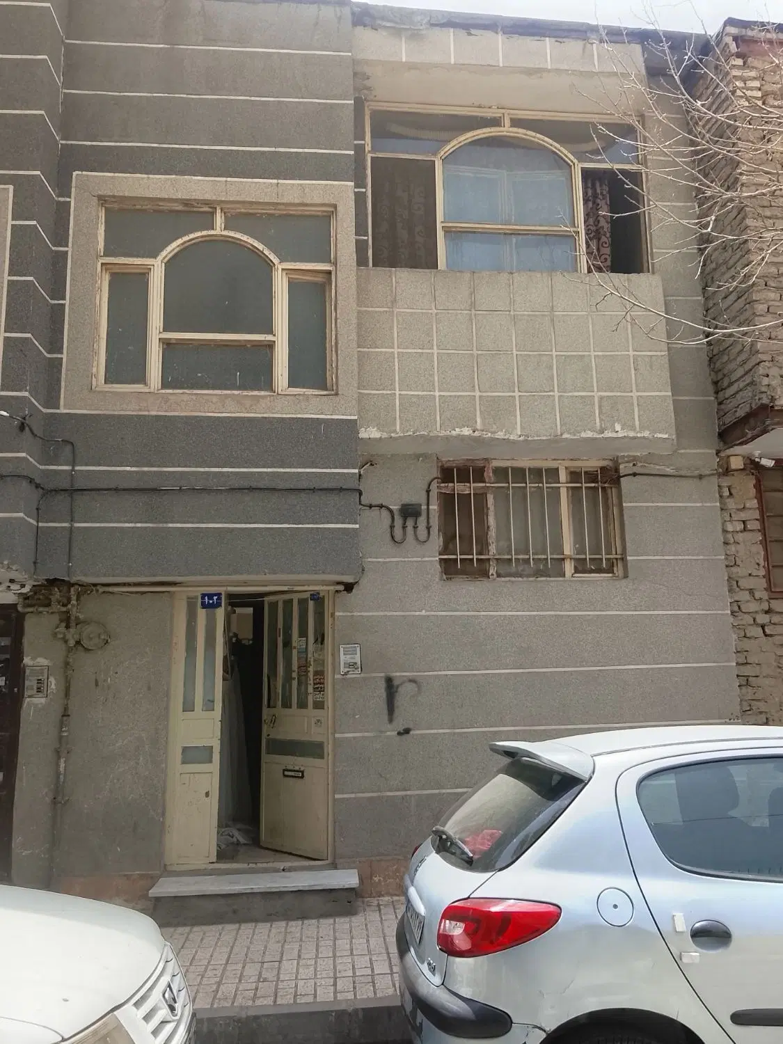 خانه مسکونی دو طبقه
