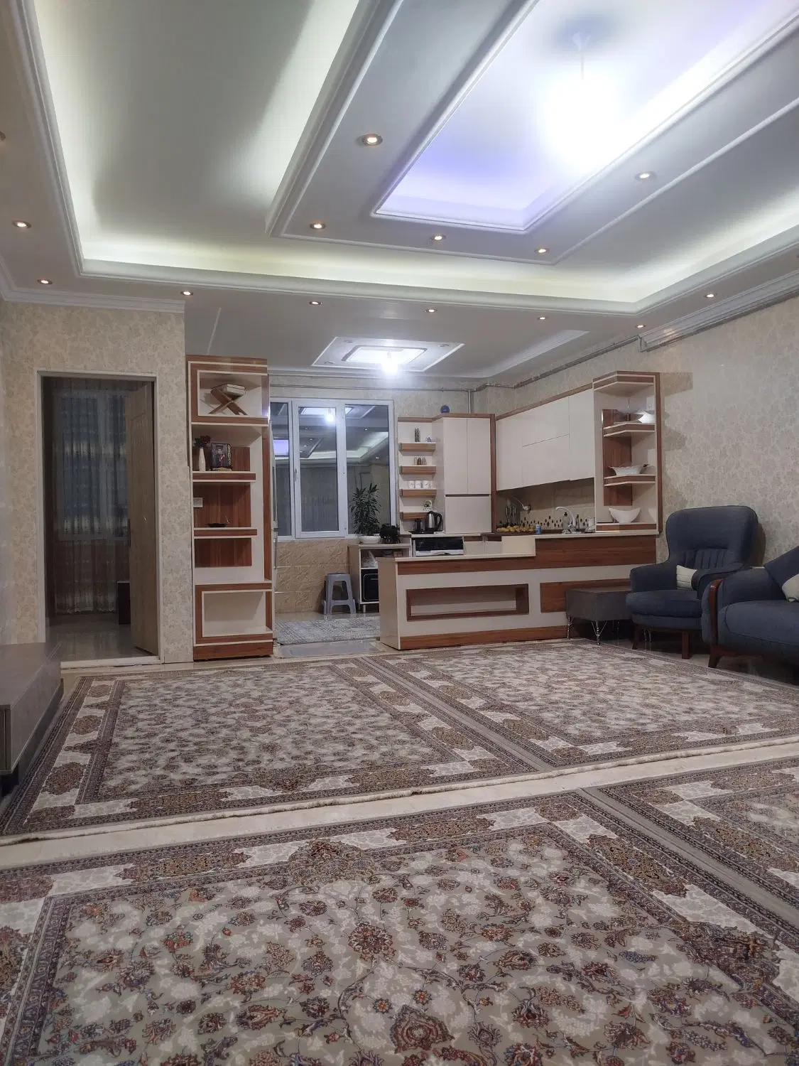 ساختمان تجاری بر گلسرخ