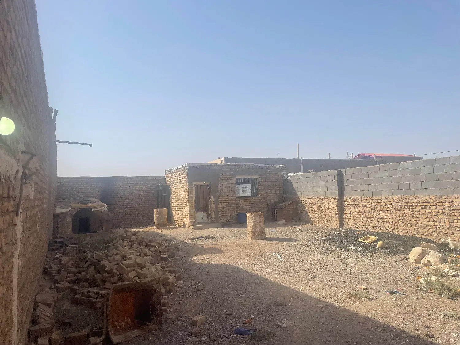 زمین چهار دیواری