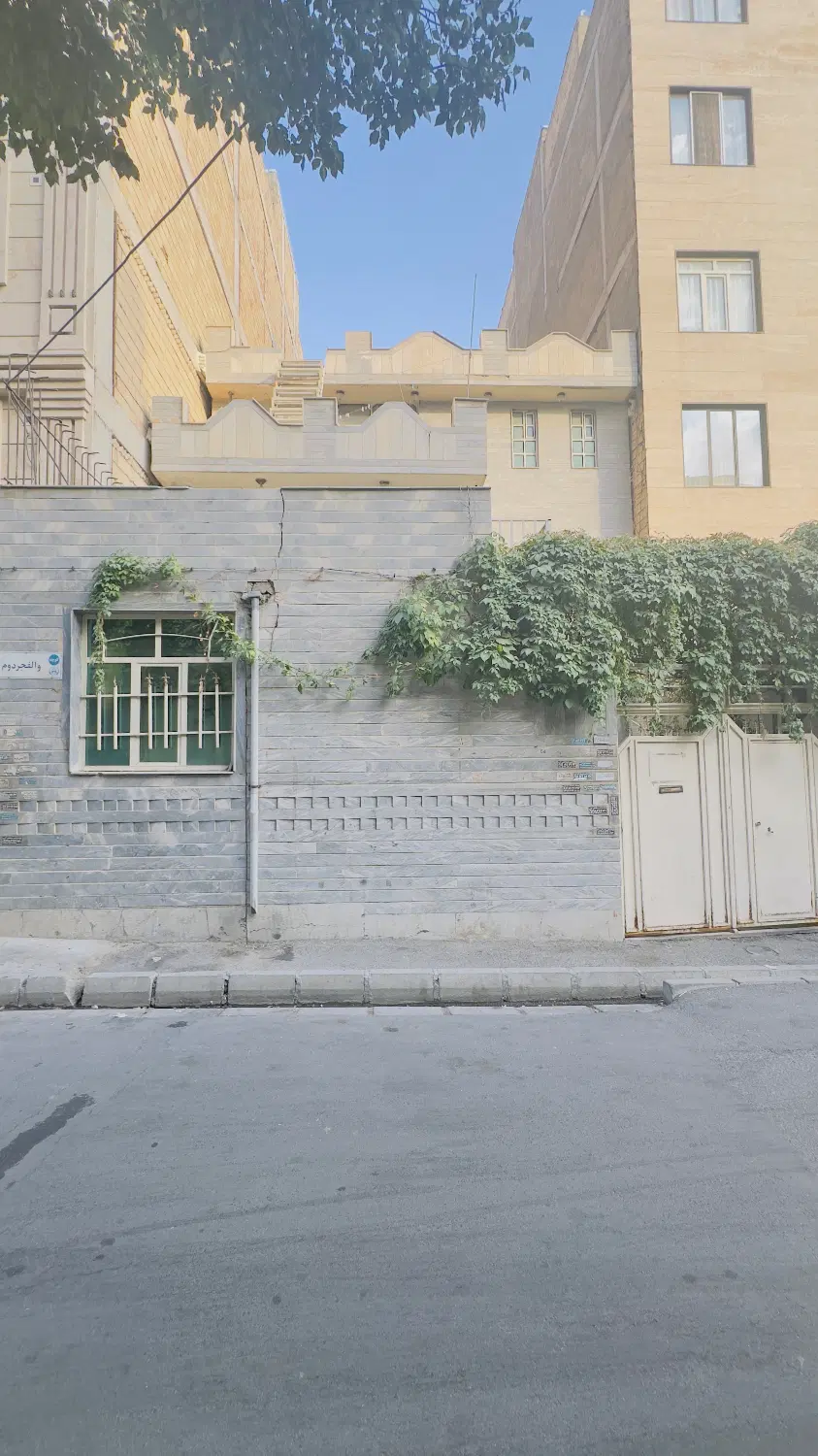 ملک مسکونی۲۳۷ متر  مناسب سکونت و ساخت