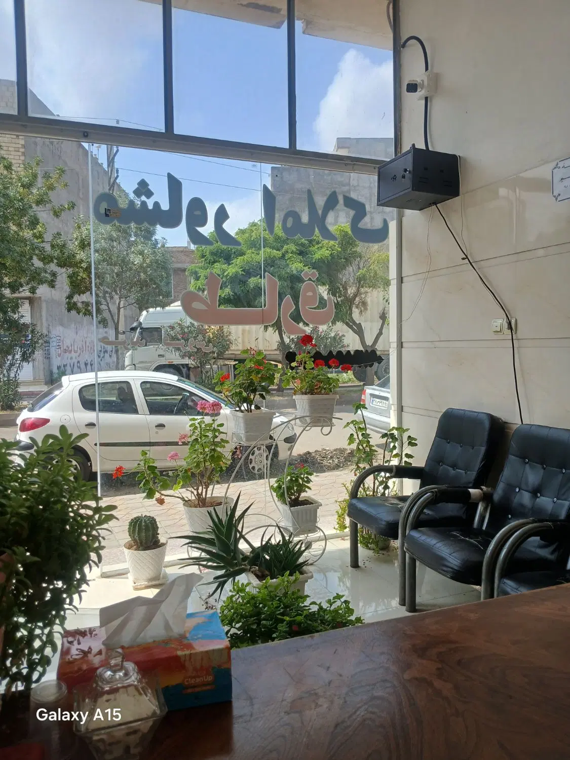 دودهنه مغازه سندار  واقع در خیایان پرستار